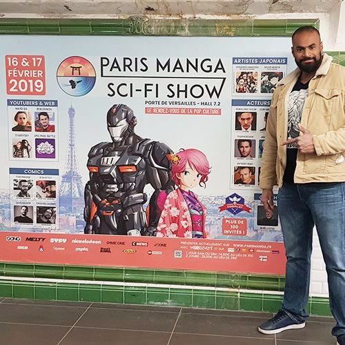 Germain devant l'affiche Paris Manga 2019 dans le métro