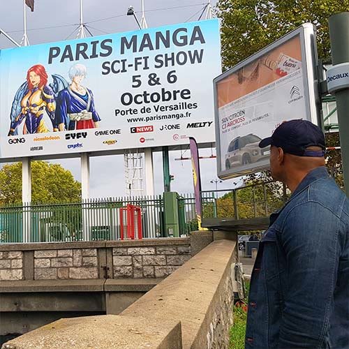 Affiche Paris Manga sur un grand panneau publicitaire