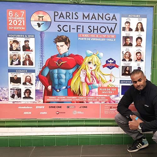 Germain devant l'affiche Paris Manga 2021 dans le métro parisien