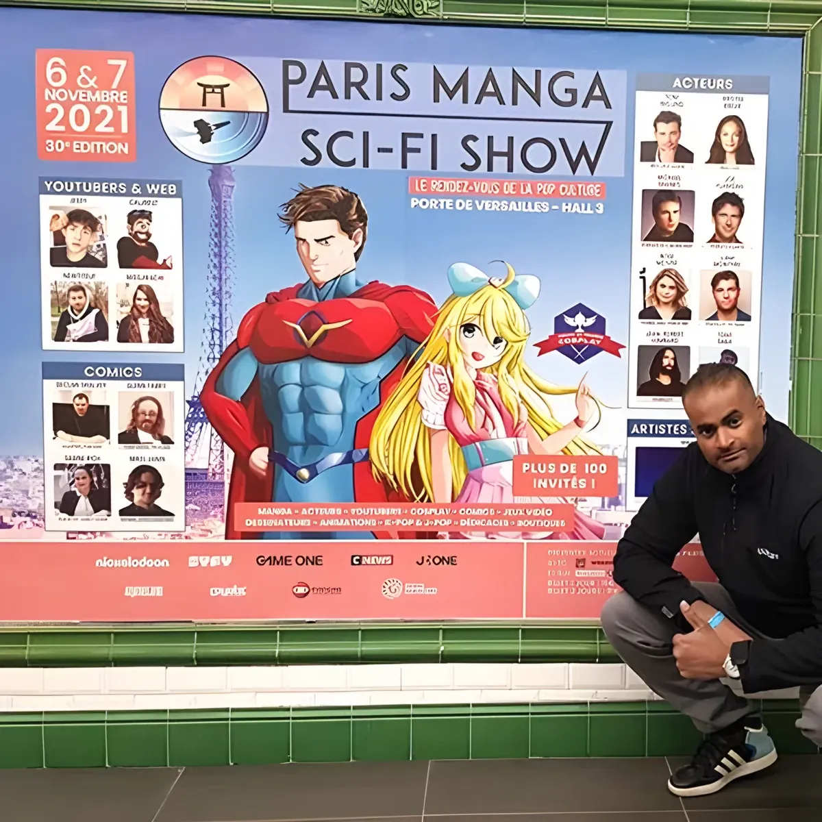 Germain devant l'affiche Paris Manga 2021 dans le métro parisien