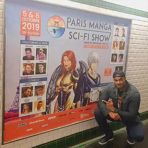 Germain devant l'affiche Paris Manga 2019 dans le métro