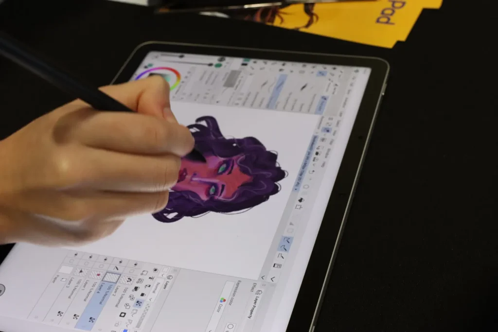 Mise en couleur d'un dessin sur une tablette Wacom MovinkPad pendant un cours