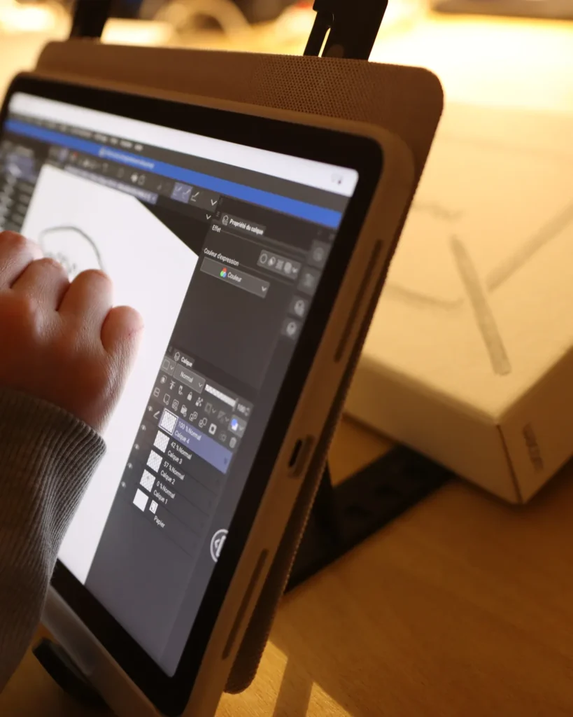 Main dessinant au stylet sur une tablette Wacom pendant un cours