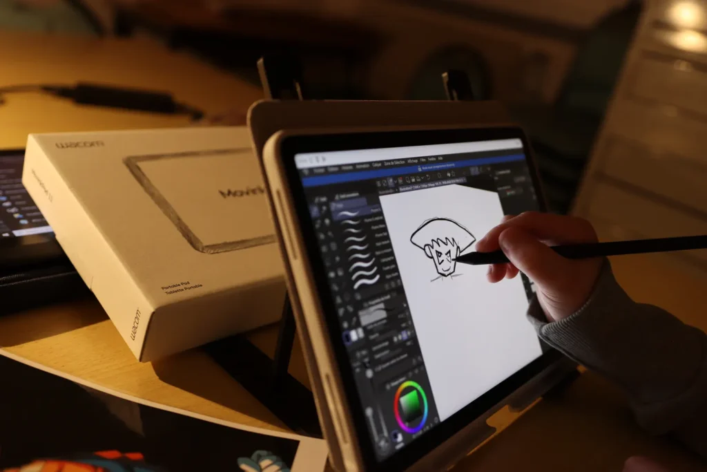 Premiers traits au stylet sur une tablette graphique Wacom