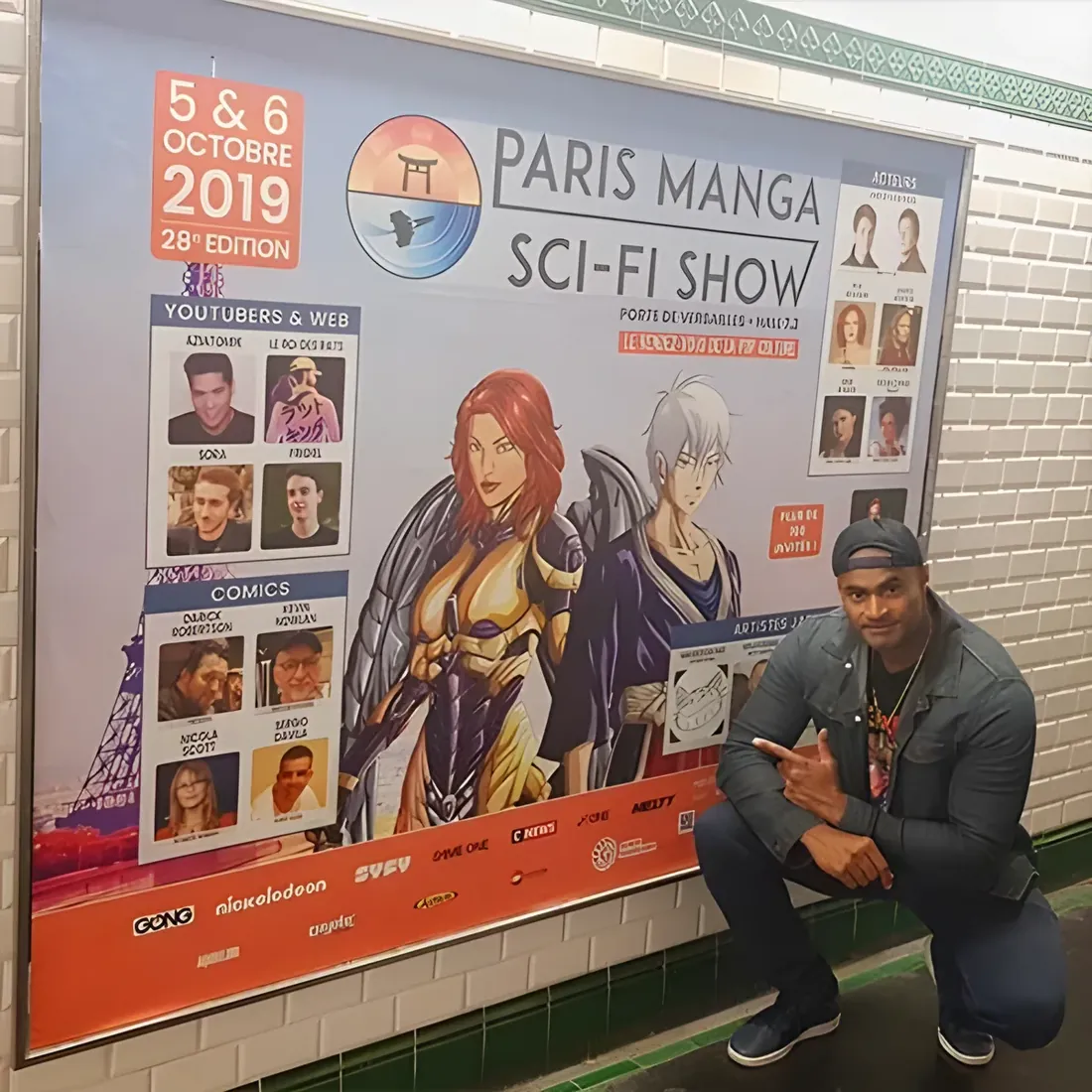 Germain devant l'affiche Paris Manga 2019 dans le métro